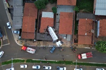 Caminhão desgovernado bateu em uma moto, um carro estacionado e duas residências, em Mineiros,  em Goiás -  (crédito: CBM-GO/Reprodução)