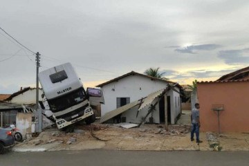 Segundo o CBM-GO, ' o caminhão invadiu a primeira casa, danificando a varanda e parte da estrutura, e parou ao colidir com a sala e os cômodos de uma segunda casa, que teve a estrutura comprometida' -  (crédito: CBM-GO/Reprodução)