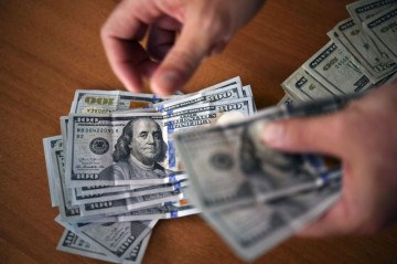 Dólar bate novo recorde e fecha o dia cotado a R$ 5,989 - 