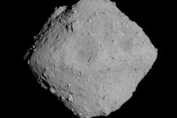 Um processo foi realizado para a eliminação das bactérias terrestres, a fim de que os cientistas chegassem até as moléculas que estavam abaixo e ao redor delas -  (crédito: Reprodução/JAXA)