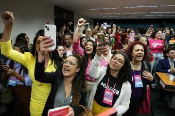 Manifestantes contrários à PEC invadiram a sessão da CCJ para tentar impedir a votação. Mesmo assim, a matéria passou por 35 x 15 -  (crédito: Lula Marques/ Agência Brasil)