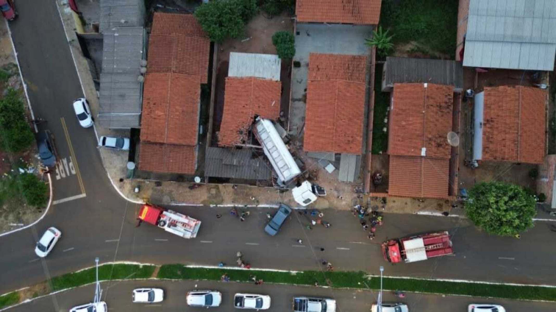 Caminhão desgovernado bateu em uma moto, um carro estacionado e duas residências, em Mineiros,  em Goiás