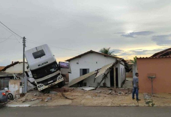 Segundo o CBM-GO, ' o caminhão invadiu a primeira casa, danificando a varanda e parte da estrutura, e parou ao colidir com a sala e os cômodos de uma segunda casa, que teve a estrutura comprometida' -  (crédito: CBM-GO/Reprodução)