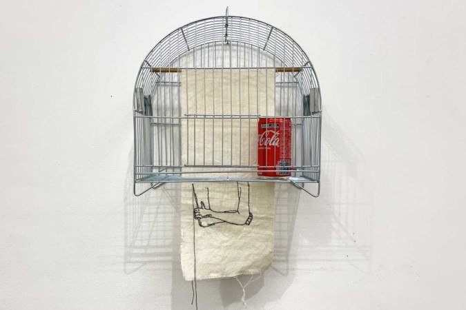Gaiolas que aprisionam gestos e sonhos aparecem entre as instalações do artista