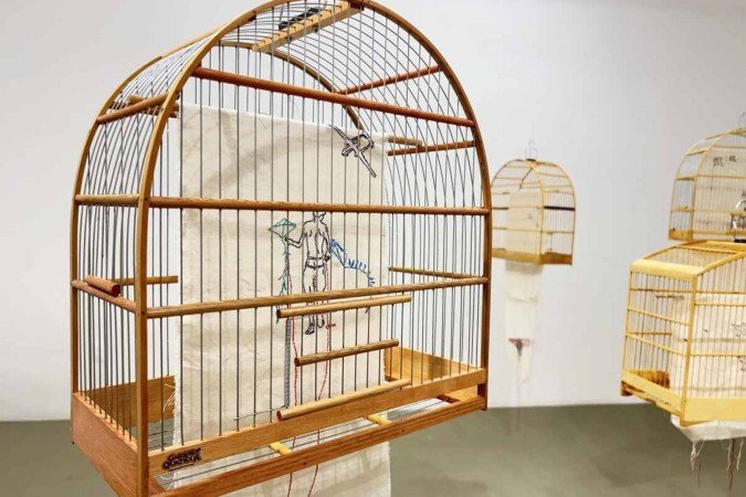 Gaiolas que aprisionam gestos e sonhos aparecem entre as instalações do artista