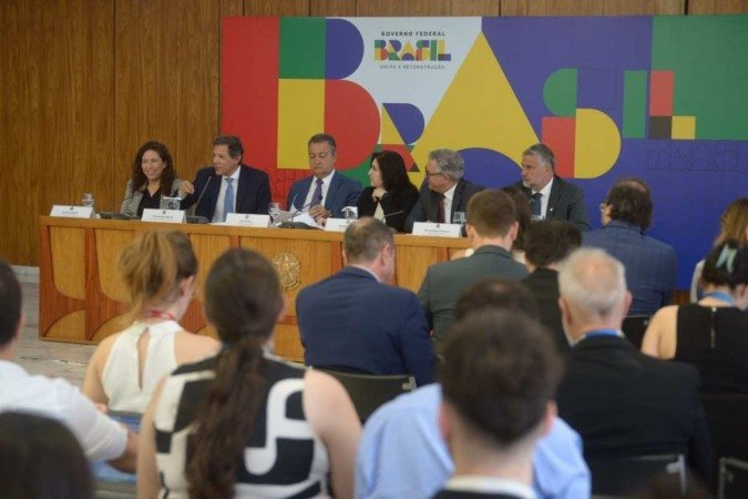 Quem ganha mais de R$ 7,5 mil terá a isenção limitada a dois salários mínimos, que atualmente é o valor determinado para a isenção. O salário mínimo atual é de R$ 2.824 - (crédito: Ed Alves/CB/DA.Press) Quem ganha mais de R$ 7,5 mil terá a isenção limitada a dois salários mínimos, que atualmente é o valor determinado para a isenção. O salário mínimo atual é de R$ 2.824 - (crédito: Ed Alves/CB/DA.Press)