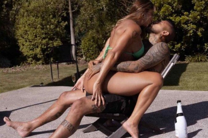 Arturo Vidal aparece em fotos picantes com esposa em meio à investigação de agressão sexual -  (crédito: Foto: Reprodução/Instagram)