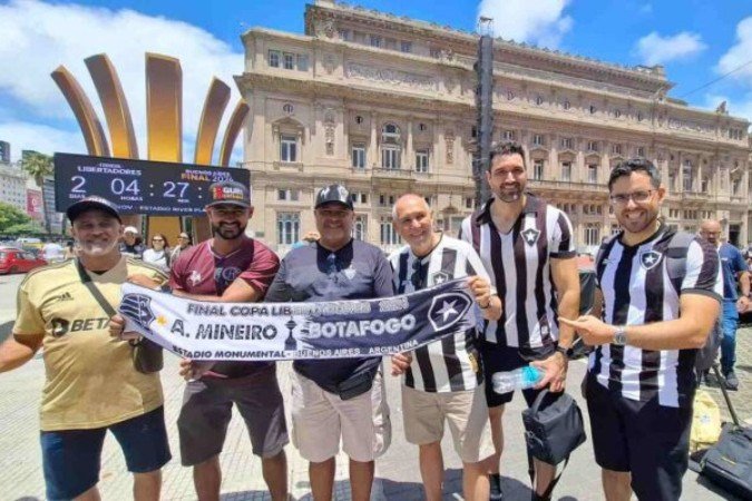  Atleticanos e botafoguenses convivem em harmonia em Buenos Aires  -  (crédito:  Foto: Leonardo Pereira/Jogada10)