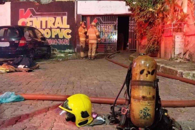 Apartamento com duas crianças pega fogo em Ceilândia e assusta moradores - (crédito: CBMDF/Divulgação) Apartamento com duas crianças pega fogo em Ceilândia e assusta moradores - (crédito: CBMDF/Divulgação)