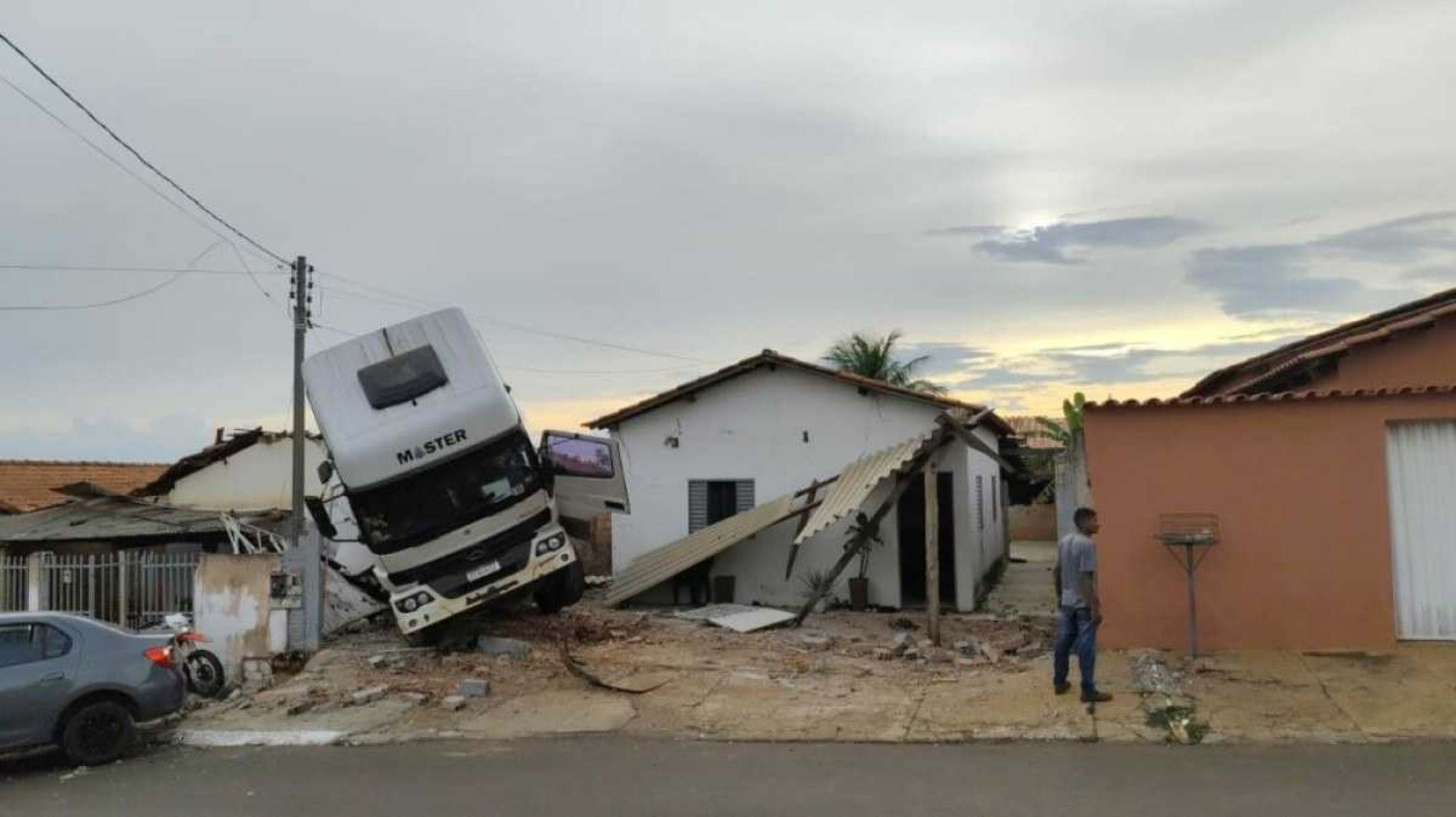 Vídeo: Caminhão desgovernado atinge casas, carros e deixa dois feridos