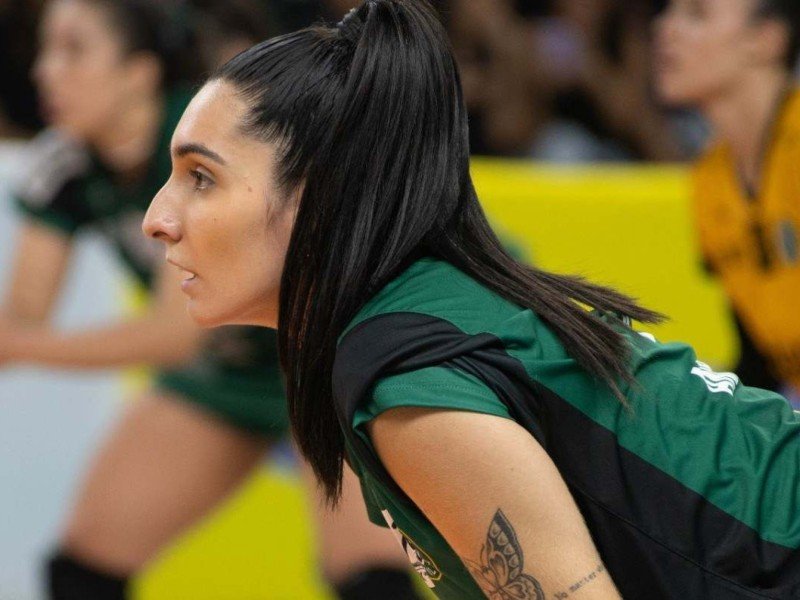 A potência do saque da jogadora do Brasília Vôlei é um dos pontos destacados por José Roberto Guimarães: 'Tem mostrado um nível técnico muito bom' -  (crédito:  Rogério Guerreiro/Brasília Vôlei)