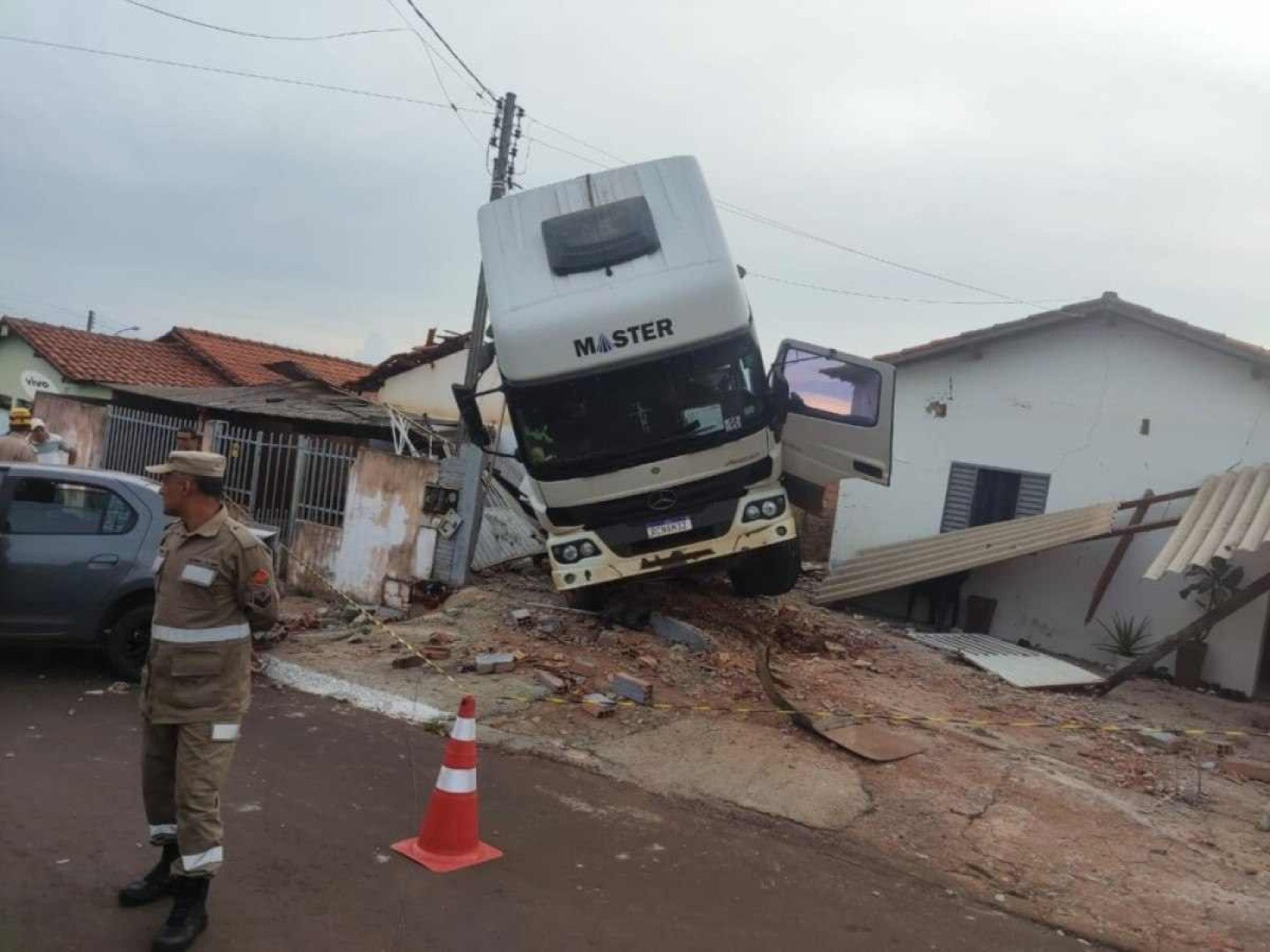 Caminhão desgovernado bateu em uma moto, um carro estacionado e duas residências, em Mineiros,  em Goiás