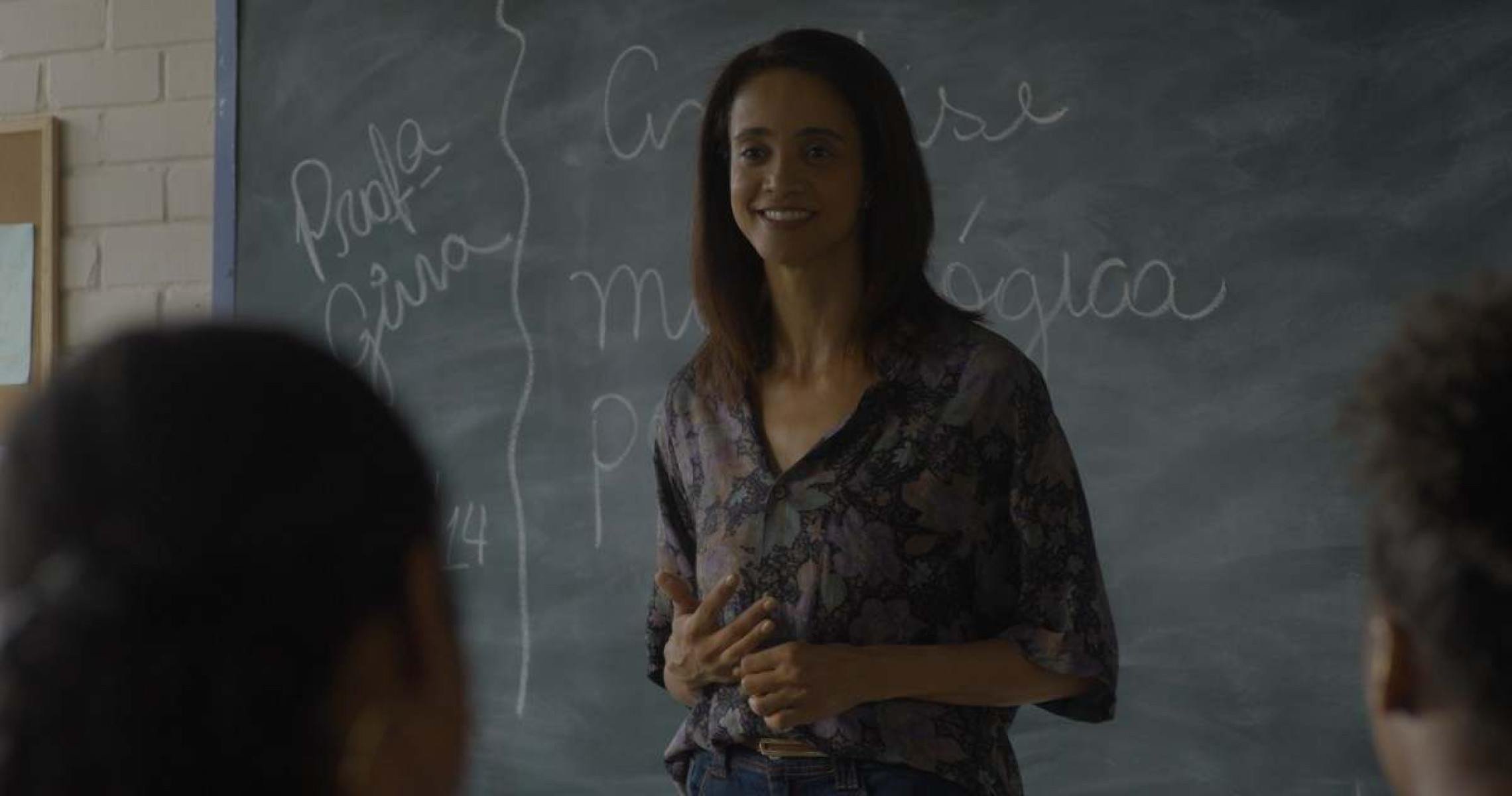 Atriz Bruna Brito interpretando a professora Gina Vieira Ponte