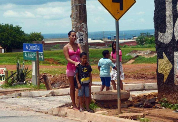 Todos os dias, Gleicillene da Silva e seu filho, Victor Hugo Silva, esperam o escolar, por cerca de 40 minutos, ao lado de um poste -  (crédito:  Ed Alves/CB/DA.Press)