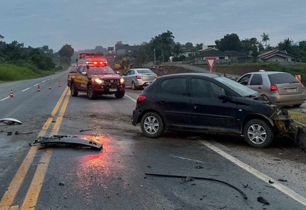 A colisão envolveu uma moto, que era pilotada pela jovem, um carro e um caminhão-baú -  (crédito: Divulgação/CBMSC)