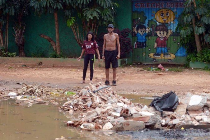 Maria de Lourdes Conceição e Cosmo mostraram o esgoto a céu aberto 