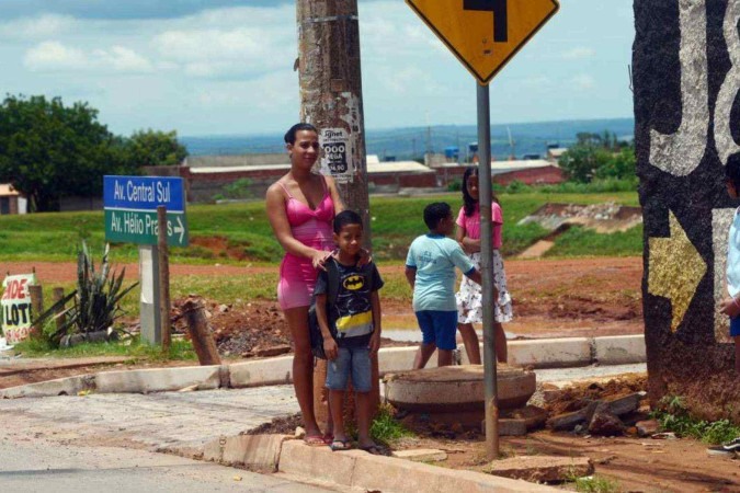 Todos os dias, Gleicillene da Silva e seu filho, Victor Hugo Silva, esperam o escolar, por cerca de 40 minutos, ao lado de um poste -  (crédito:  Ed Alves/CB/DA.Press)