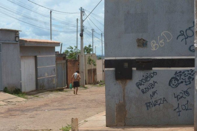 Ao lado do salão de Vera, as pichações, com recados e siglas de facções, ilustram a presença da criminalidade