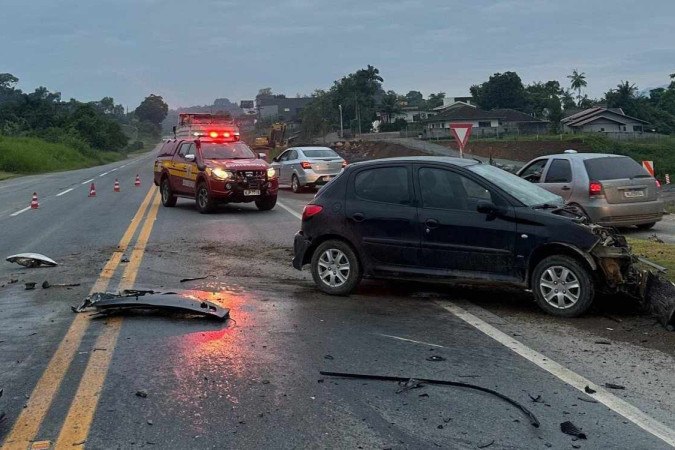 A colisão envolveu uma moto, que era pilotada pela jovem, um carro e um caminhão-baú -  (crédito: Divulgação/CBMSC)