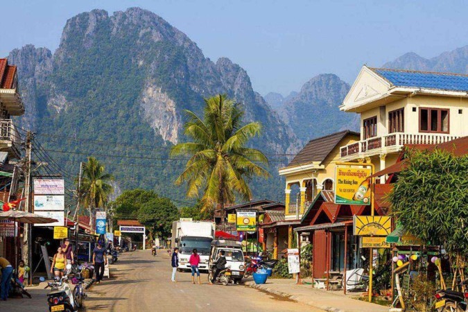 Os toboáguas gigantes no rio Nam Song faziam parte da experiência de festa de Vang Vieng -  (crédito: Getty Images)