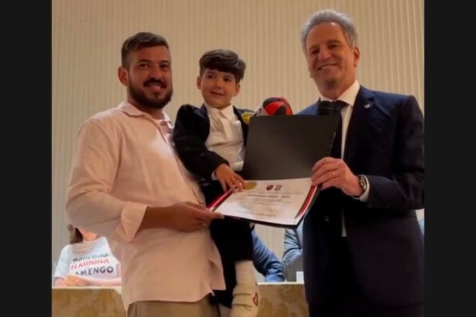 Flamengo presenteia filho caçula de Everton Ribeiro, ídolo do Rubro-Negro -  (crédito: Foto: Reprodução / Flamengo)