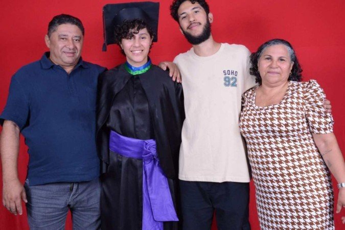 Saraiva e a esposa Noemea, junto ao caçula Samuel, celebrando mais uma vitória de Samantha