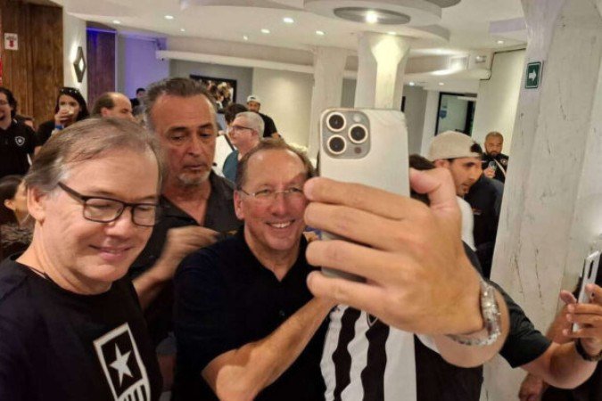 John Textor com a torcida em Puerto Madero -  (crédito: Leo Pereira/Jogada 10)