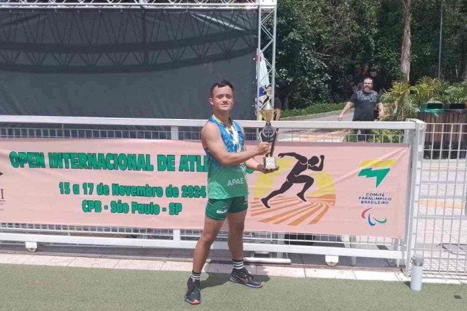 Pedro Bomfim com seu troféu do Campeonato Open Internacional de atletismo