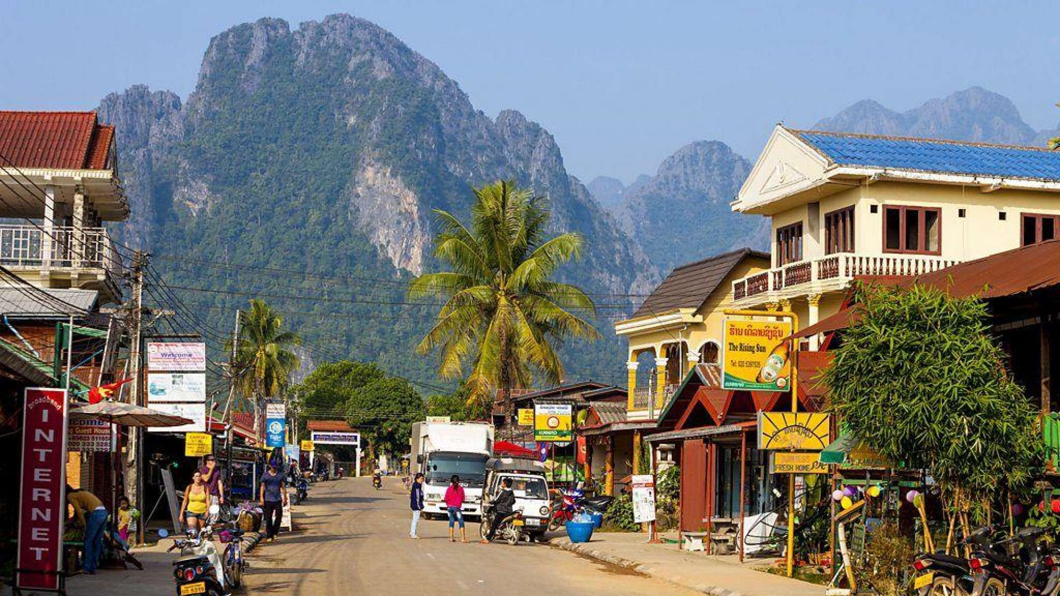 Os toboáguas gigantes no rio Nam Song faziam parte da experiência de festa de Vang Vieng -  (crédito: Getty Images)