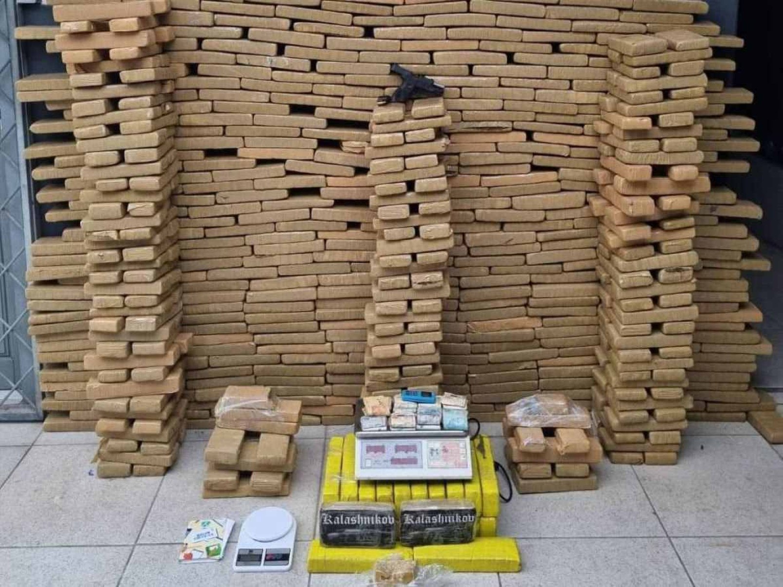 Homem é preso com 408 kg de maconha em casa após denúncia anônima