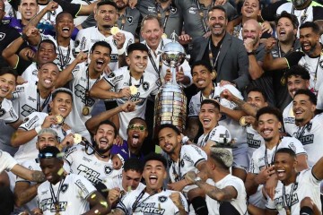 A comemoração da delegação botafoguense com o título inédito da Libertadores DA AMÉRICA -  (crédito: Alejandro Pagni/AFP)