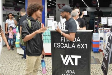 O criador do VAT, Rick Azevedo, em uma ação de panfletagem pelo fim da escala 6x1 no Rio de Janeiro em 10 de novembro, cinco dias antes dos atos nacionais organizados pelo movimento -  (crédito: Reprodução/Instagram Rick Azevedo)