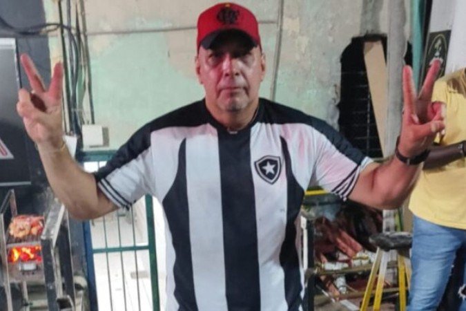O rubro-negro Luís Carlos Alcântara veste camisa do Botafogo após título da Libertadores  -  (crédito: Foto: Arquivo pessoal )