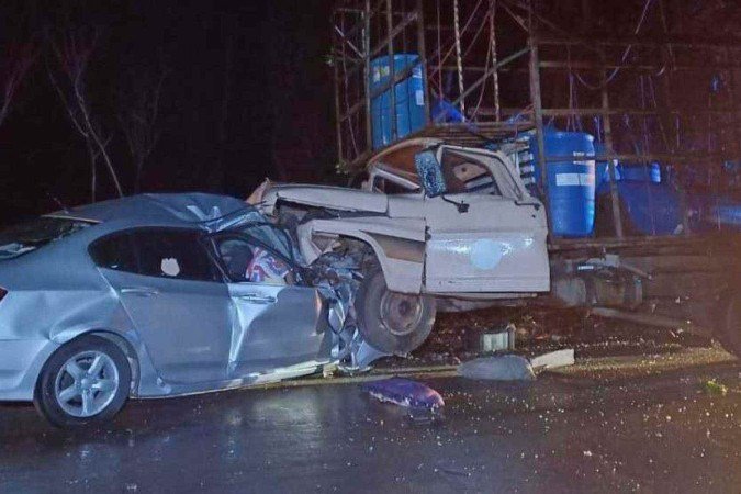 Com o impacto, os ocupantes do City ficaram presos às ferragens, eles não resistiram aos ferimentos e morreram no local. - (crédito: Divulgação PRFGO) Com o impacto, os ocupantes do City ficaram presos às ferragens, eles não resistiram aos ferimentos e morreram no local. - (crédito: Divulgação PRFGO)