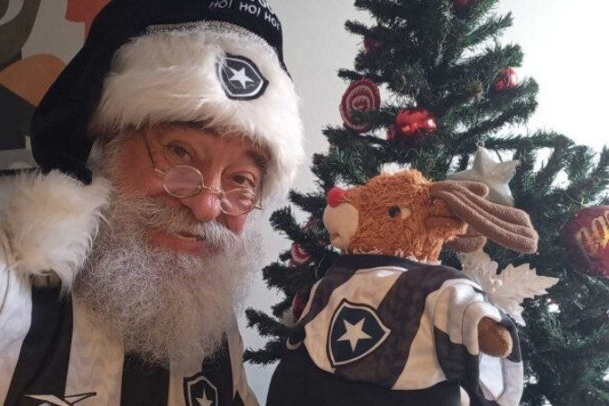 Limachem Cherem de Papai Noel com uniforme do Botafogo  -  (crédito: Foto: DivulgaÃ§Ã£o )