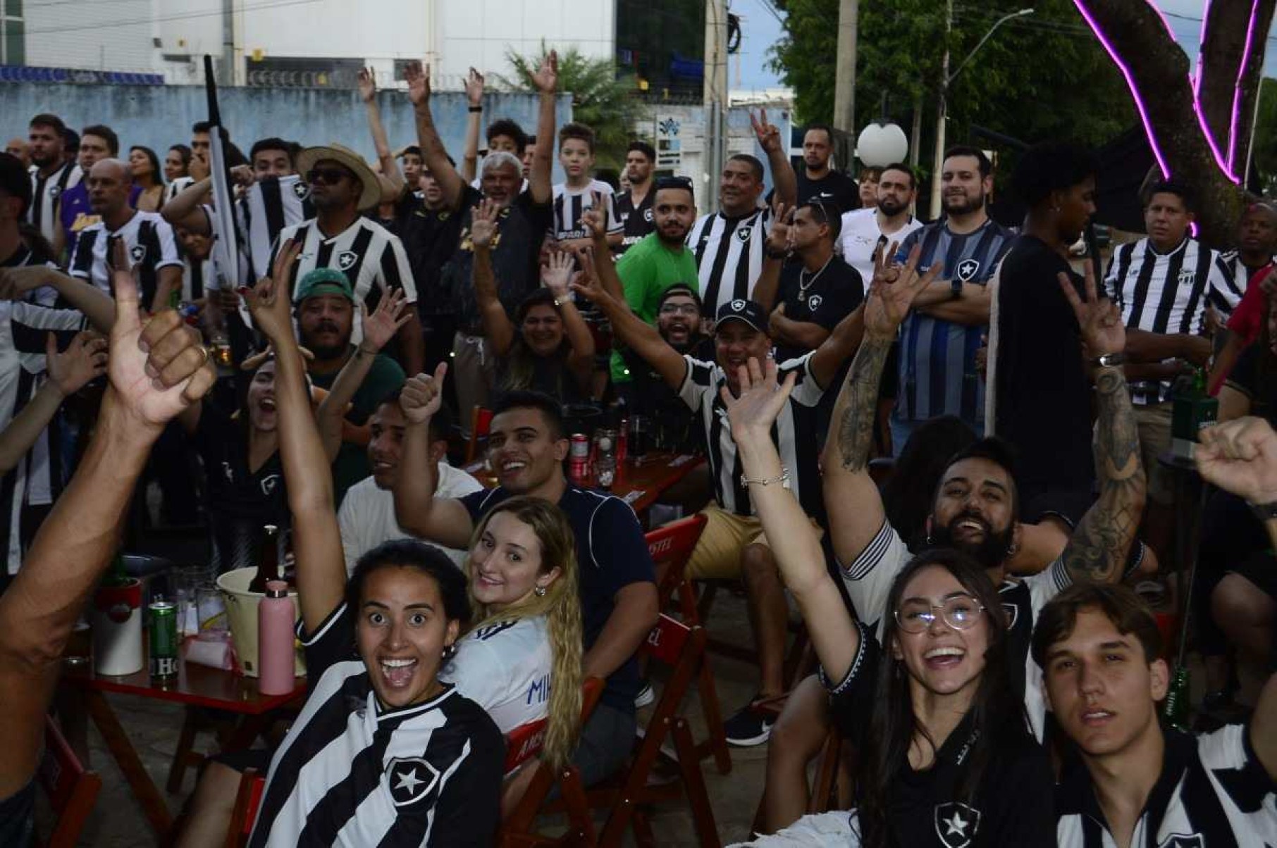  30/11/2024 Crédito: Marcelo Ferreira/CB/D.A Press. Brasil. Brasília - DF - Núcleo Bandeirante, torcida do Botafogo assisti a final da Copa Libertadores.