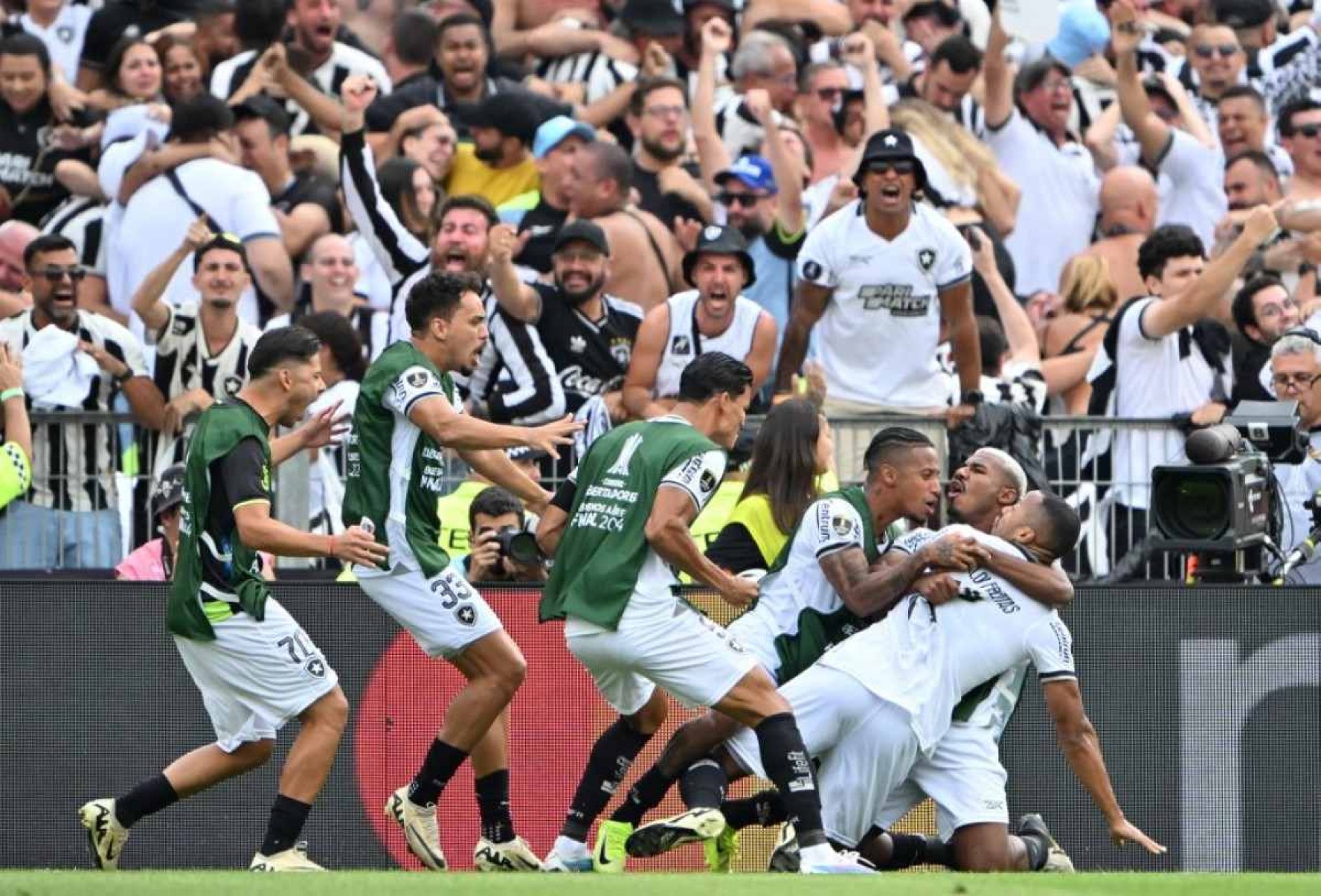 Botafogo bate o Atlético-MG e conquista o título inédito da Libertadores