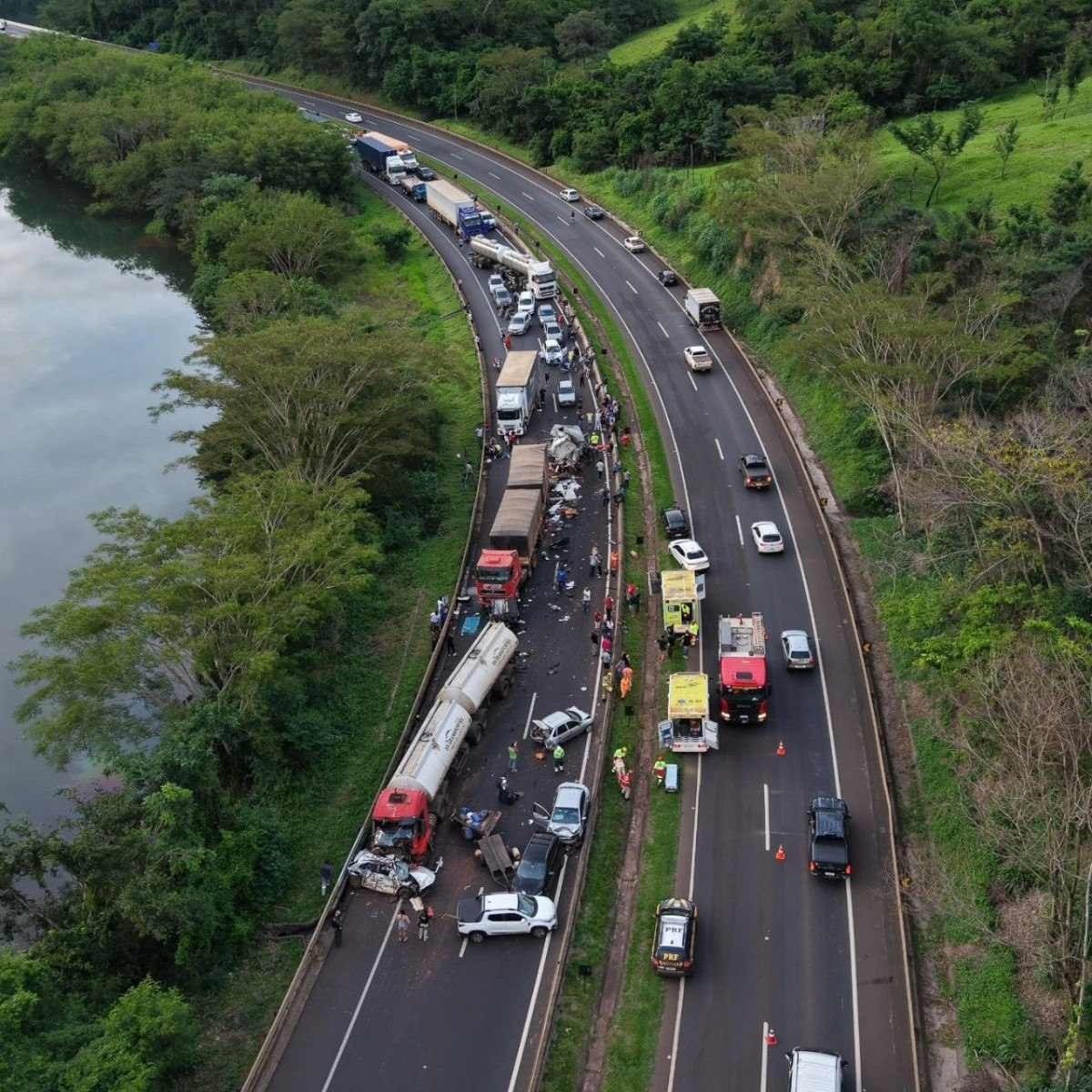 Acidente envolvendo dez carros na BR-050, na altura do KM 55, sentido Araguari-Uberlândia