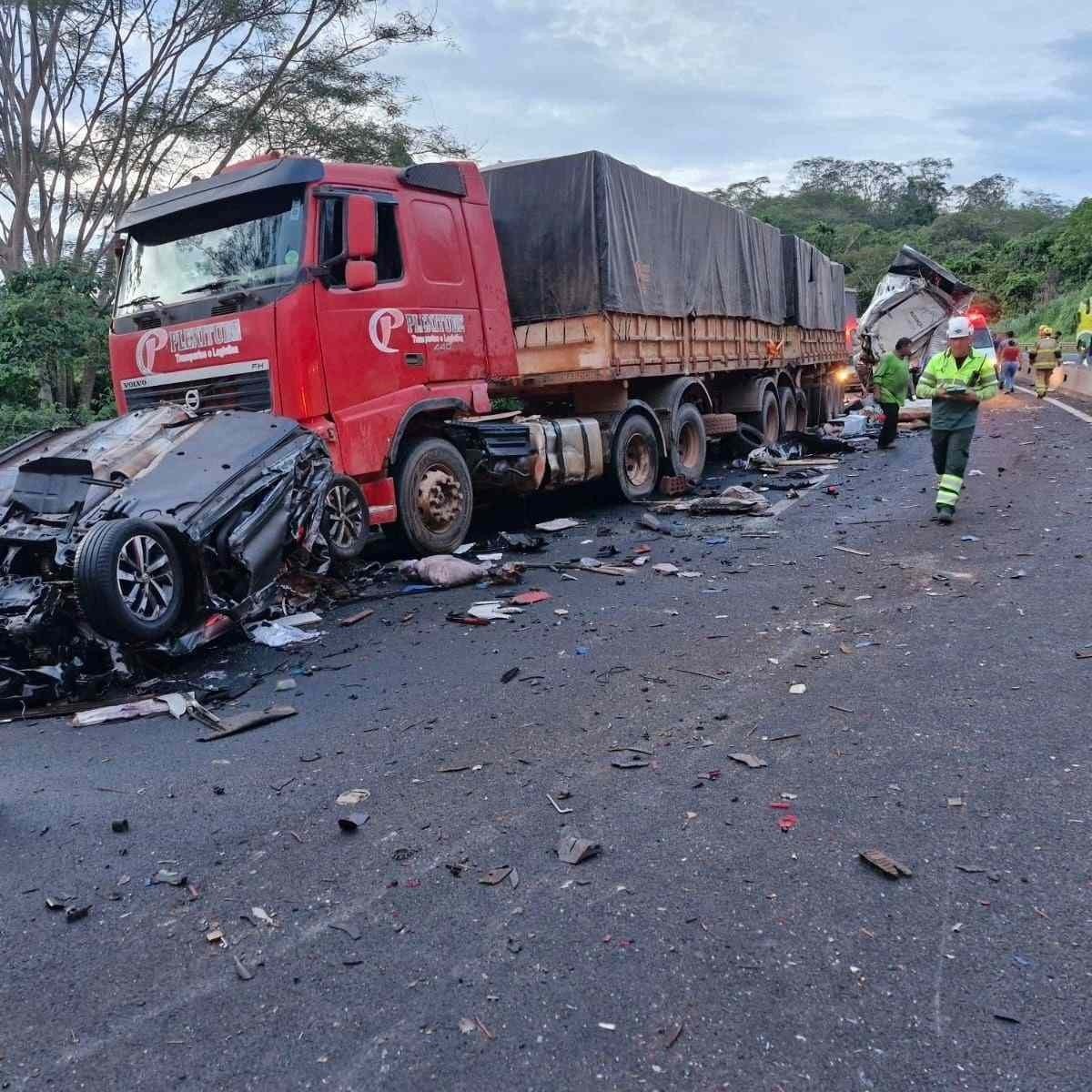 Mega acidente com dez veículos na BR-050 causou uma morte; veja fotos
