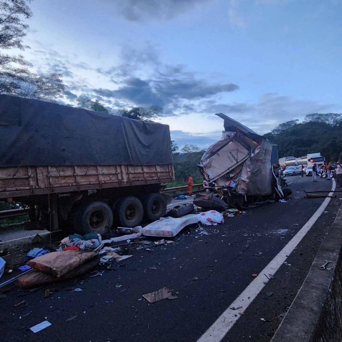 Acidente envolvendo dez carros na BR-050, na altura do KM 55, sentido Araguari-Uberlândia