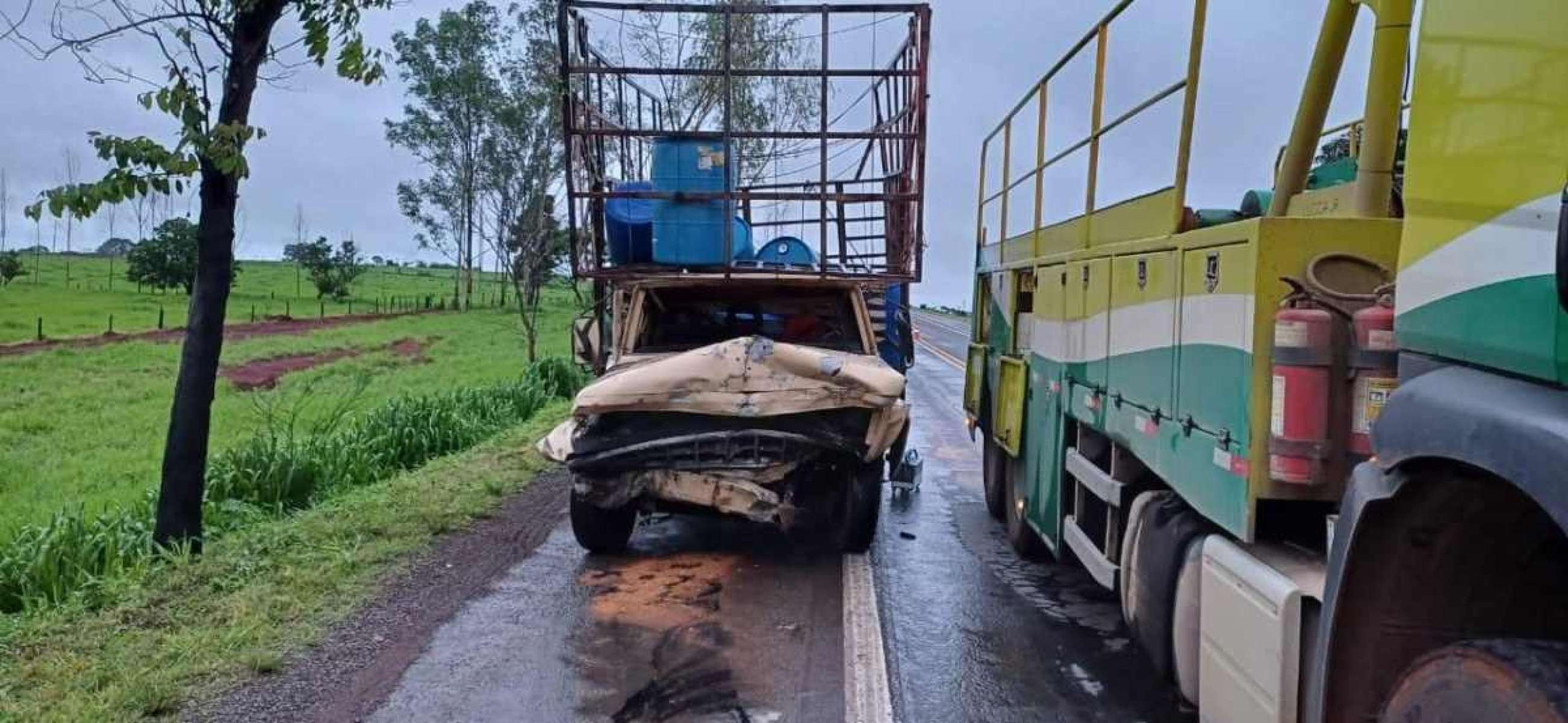 As vítimas viajavam em um Honda City quando o veículo invadiu a pista contrária e colidiu frontalmente com um Ford F4000.