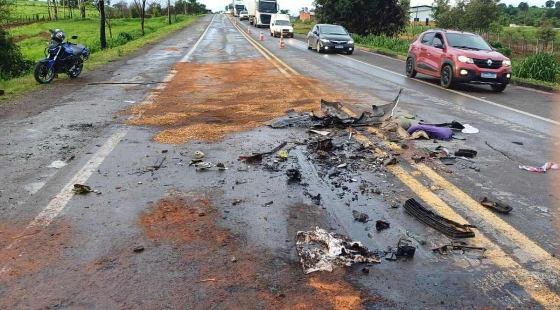 Três homens e uma mulher morreram na madrugada deste sábado (30), na BR-153, km 299, município de Rialma, região central de Goiás.