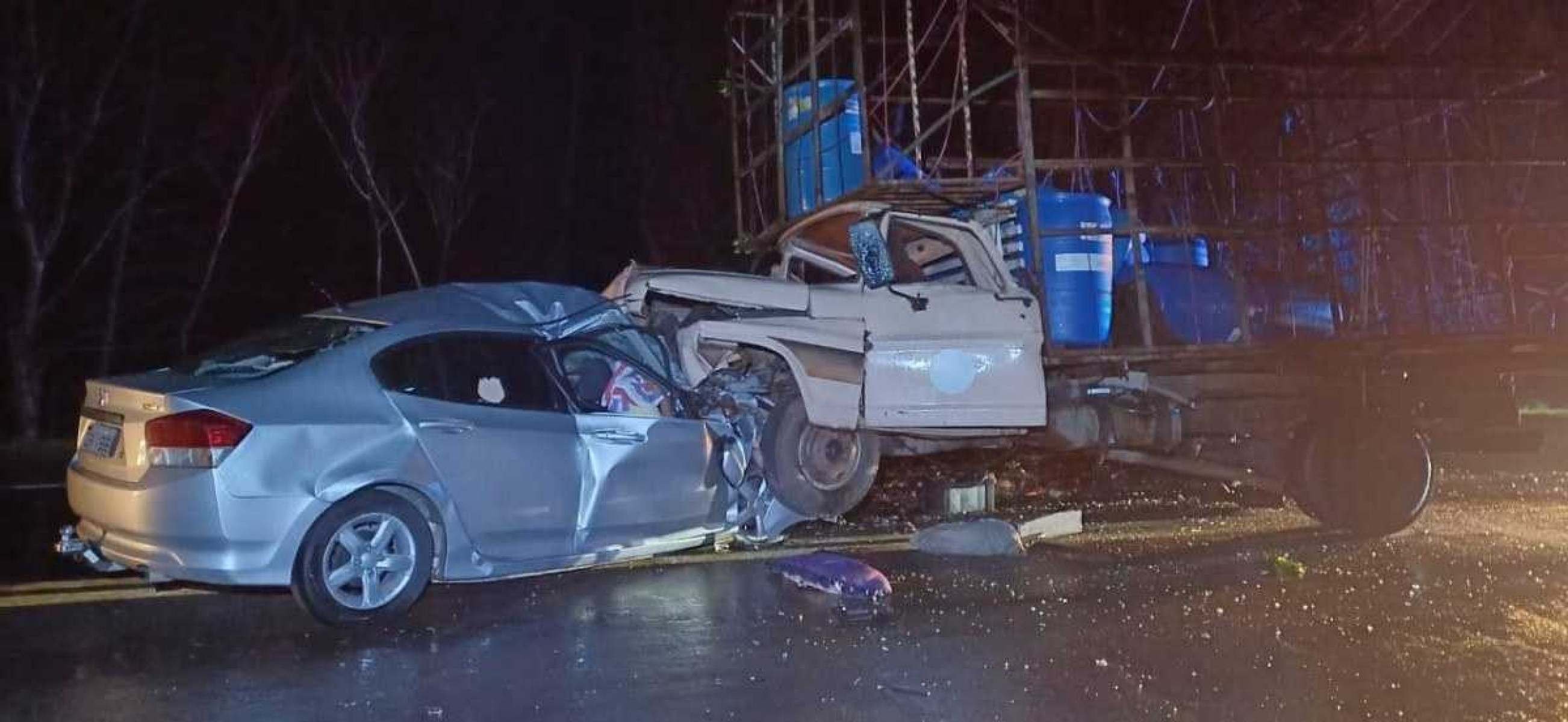 Quatro pessoas morrem em acidente com carro que invadiu pista contrária