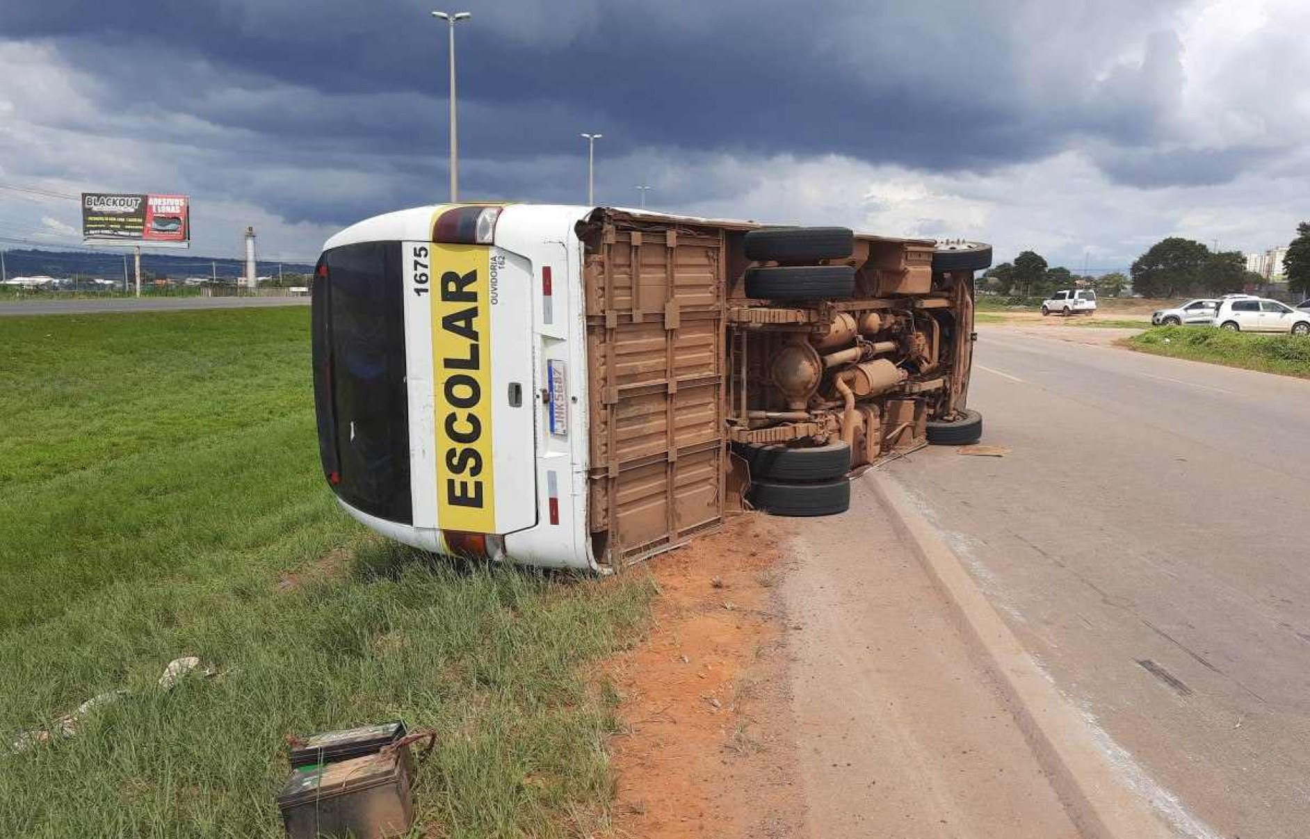 Acidente com micro-ônibus deixa 14 feridos na BR-070