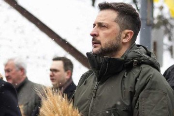  In this handout photograph taken and released by the Ukrainian Presidential Press Service on November 23, 2024, Ukraine's President Volodymyr Zelensky (R) and his wife Olena Zelenska (L) pay tribute to the victims of the famine of 1932-1933 at the National Museum of the Holodomor-Genocide in Kyiv. (Photo by Handout / UKRAINIAN PRESIDENTIAL PRESS SERVICE / AFP) / RESTRICTED TO EDITORIAL USE - MANDATORY CREDIT "AFP PHOTO / UKRAINIAN PRESIDENTIAL PRESS SERVICE" - NO MARKETING NO ADVERTISING CAMPAIGNS - DISTRIBUTED AS A SERVICE TO CLIENTS
       -  (crédito:  AFP/Ukrainian Presidential Press Service)