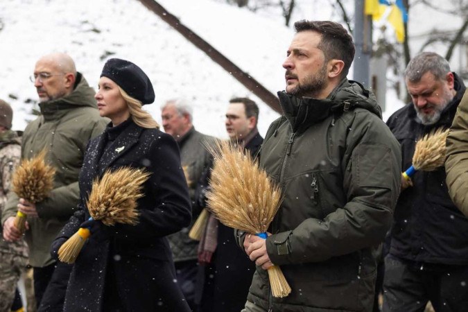  In this handout photograph taken and released by the Ukrainian Presidential Press Service on November 23, 2024, Ukraine's President Volodymyr Zelensky (R) and his wife Olena Zelenska (L) pay tribute to the victims of the famine of 1932-1933 at the National Museum of the Holodomor-Genocide in Kyiv. (Photo by Handout / UKRAINIAN PRESIDENTIAL PRESS SERVICE / AFP) / RESTRICTED TO EDITORIAL USE - MANDATORY CREDIT 