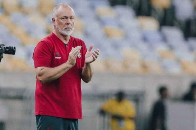 TÉCNICO MANO MENEZES  - Seu time pressionou e mereceu o resultado de empate. Fez uma mudança correta, a entrada de Ganso, que deu qualidade ao passe. O veterano foi essencial no gol.  NOTA 6,5  - Foto: Luças Merçon/Fluminense