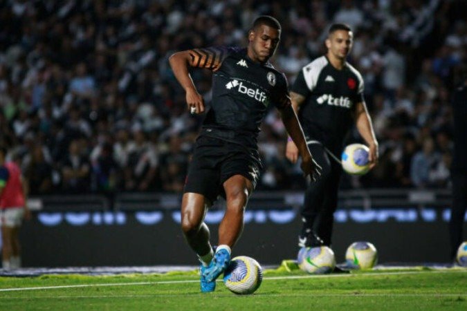 Rayan finaliza durante jogo entre Vasco e Atlético-GO, em São Januário - (crédito: Foto: Matheus Lima/Vasco) Rayan finaliza durante jogo entre Vasco e Atlético-GO, em São Januário - (crédito: Foto: Matheus Lima/Vasco)