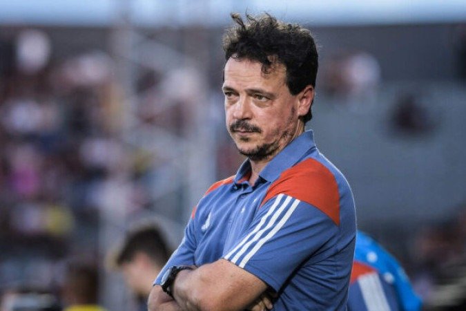FERNANDO DINIZ - Time fez péssimo primeiro tempo, errando muitos passes e produzindo pouco. Apenas uma mudança no intervalo bastou para mudar o jogo, com Ramiro entrando e o time tendo mais volume. Merecia até virar. NOTA 7,0. Foto: Gustavo Aleixo / Cruzeiro