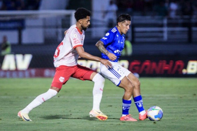 LUCAS ROMERO - Foi bem no combate, mas poderia ter sido expulso no segundo tempo por carrinho em Cleiton, sendo que já tinha amarelo. NOTA 6,5. Foto: Gustavo Aleixo / Cruzeiro